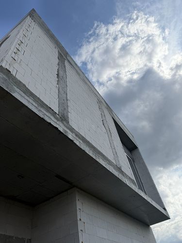 Bliźniaki, kt&oacute;re nie wyglądają jak bliźniaki &mdash; nowoczesne osiedle w Kajetanach